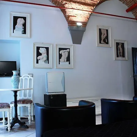 Accademia House Bed & Breakfast 4*